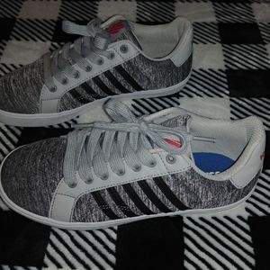 Kswiss - Grey n Black stripes - Sz 6